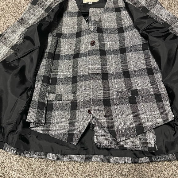 Boys 3 piece suit. Blazer, vest and pants. Brand new. Purchased on Amazon. Sz150 - Picture 4 of 5